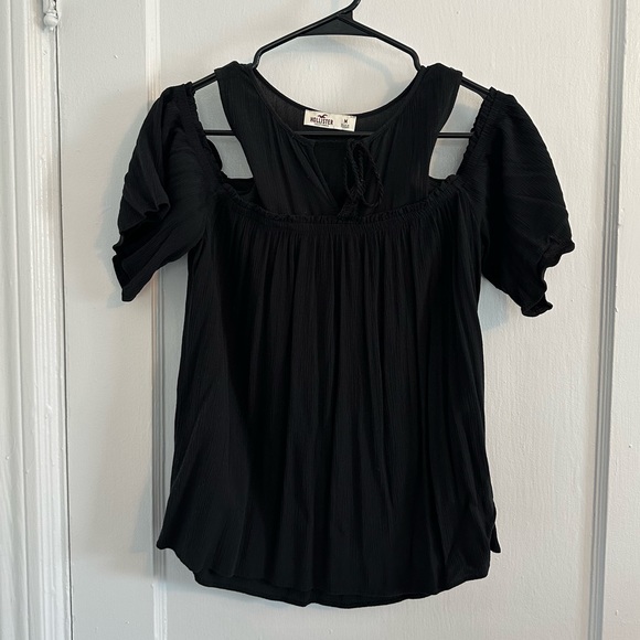 Hollister Size Medium black cold shoulder ruffle sleeve top - Picture 1 of 6